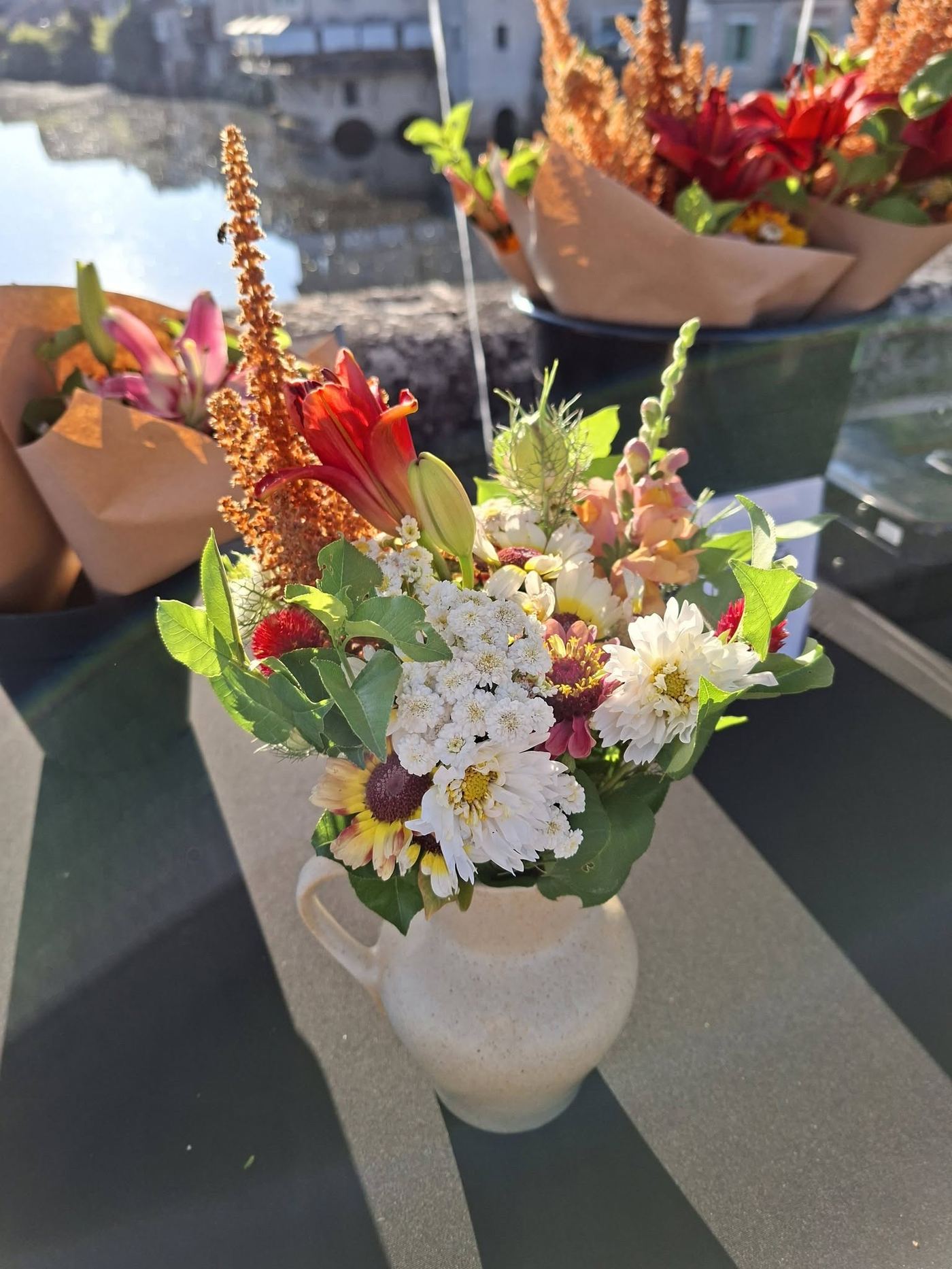 Bouquet Les Jardins de la Sudrie dans une cruche en grès